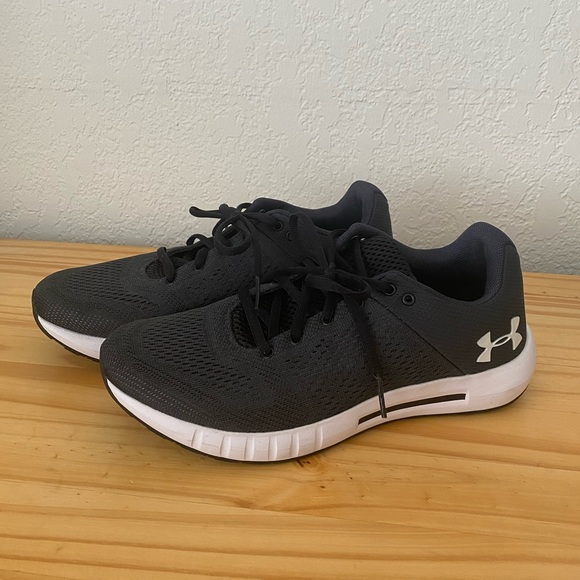 Under Armour - Micro G Pursuit in Black and White (NWOT) - Size : 8 - Picture 2 of 6